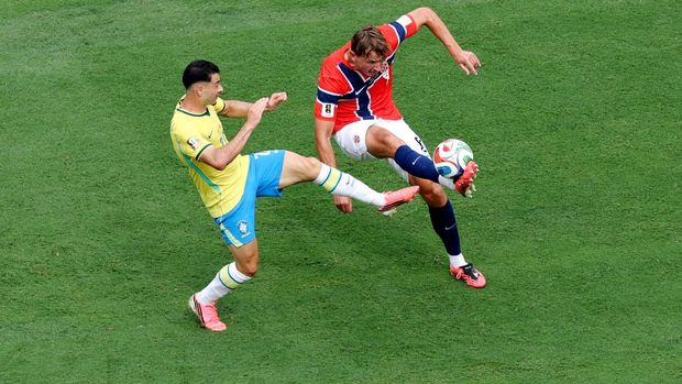Soccer Football - FIFA World Cup 2026 - Round of 16 - Brazil v Norway - New York New Jersey Stadium, East Rutherford, New Jersey, U.S. - July 5, 2026 Norway's Sander Berge in action with Brazil's Gabriel Martinelli REUTERS/John Sibley