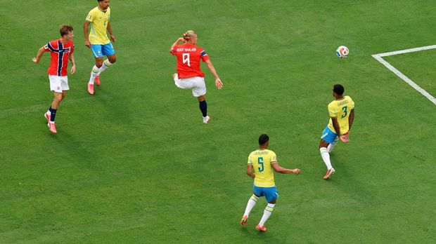 Soccer Football - FIFA World Cup 2026 - Round of 16 - Brazil v Norway - New York New Jersey Stadium, East Rutherford, New Jersey, U.S. - July 5, 2026 Norway's Erling Haaland in action with Brazil's Gabriel Magalhaes REUTERS/Carlos Barria