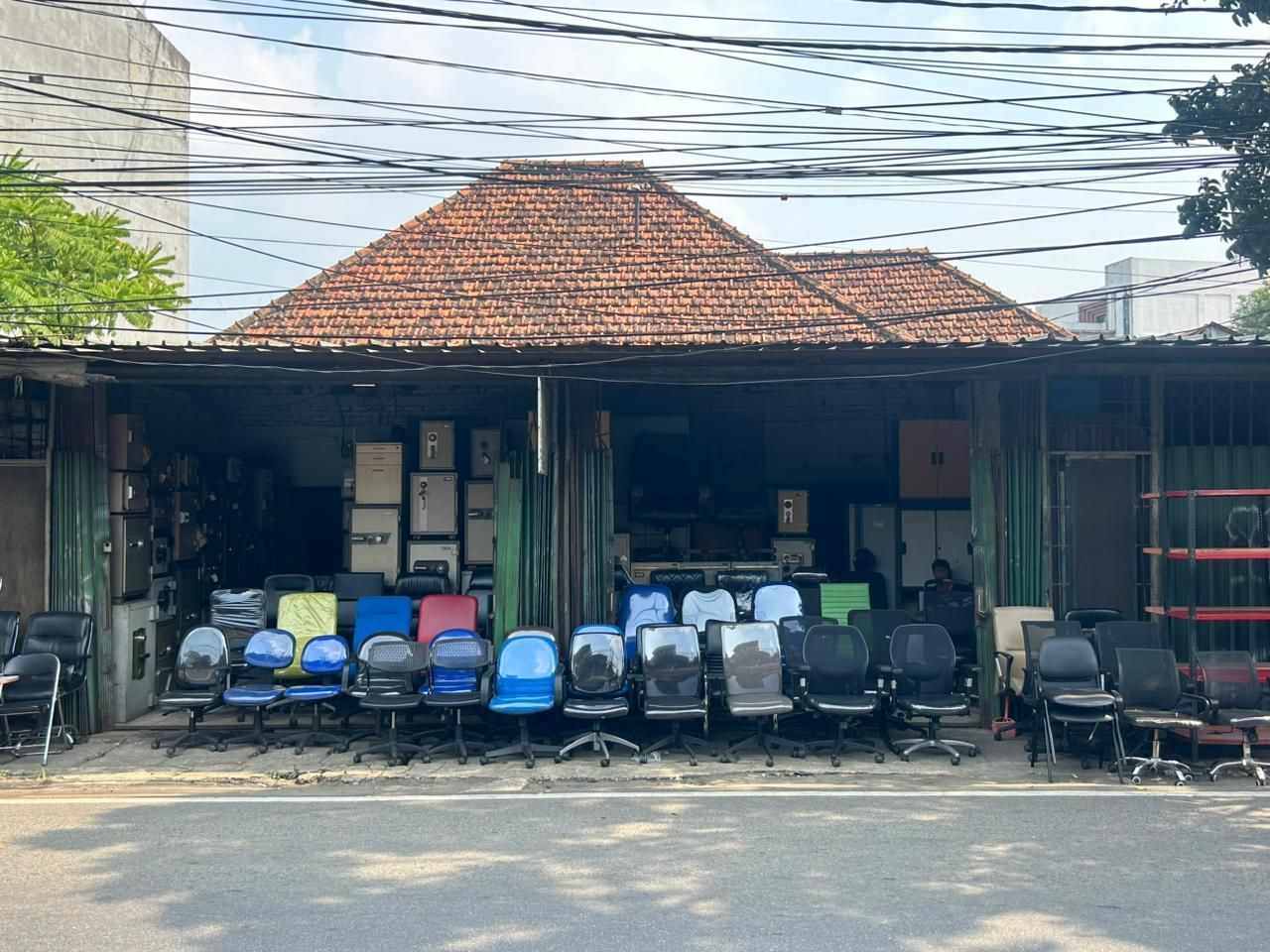 Suasana mebel jejak di area Jl Dr Sahardjo, Manggarai, Jakarta Selatan pada Kamis (2/7/2026). (Dok Ist)