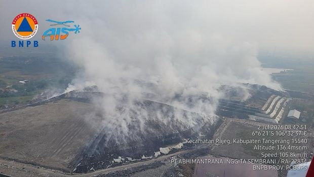 TPA Jatiwaringin diKabupaten Tangerang, Banten sudah kebakaran selama sepekan. Petugas gabungan terus berjuang sekuat tenaga agar api lekas mati. (dok BNPB)