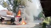 Video Truk BBM Terbakar di Jalan Cianjur-Sukabumi