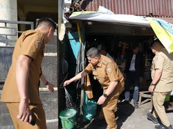 Appi Turun Langsung Cek Aliran Air PDAM Makassar di Permukiman Warga