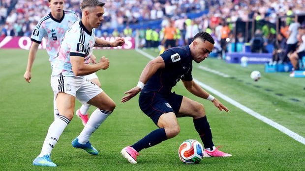 Soccer Football - FIFA World Cup 2026 - Round of 16 - United States v Belgium - Seattle Stadium, Seattle, Washington, U.S. - July 6, 2026 Sergino Dest of the U.S. in action with Belgium's Leandro Trossard REUTERS/Albert Gea