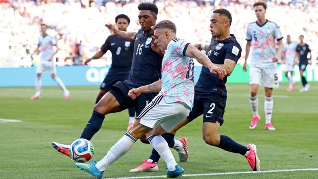 Soccer Football - FIFA World Cup 2026 - Round of 16 - United States v Belgium - Seattle Stadium, Seattle, Washington, U.S. - July 6, 2026 Belgium's Leandro Trossard in action with Sergino Dest and Alex Freeman of the U.S. REUTERS/Albert Gea