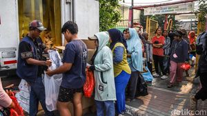 Potret Pemegang KJP Tertib Antre Sembako di Cilincing