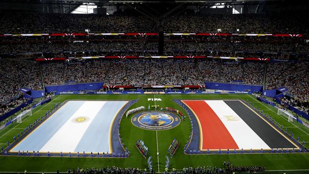 Argentina vs Mesir Soccer Football - FIFA World Cup 2026 - Round of 16 - Argentina v Egypt - Atlanta Stadium, Atlanta, Georgia, U.S. - July 7, 2026 General view inside the stadium as the teams line up with young mascots during the national anthems before the match REUTERS/Marco Bello