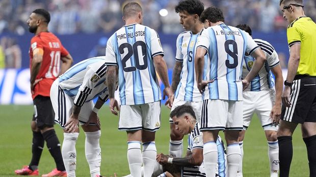 Argentina vs Mesir Soccer Football - FIFA World Cup 2026 - Round of 16 - Argentina v Egypt - Atlanta Stadium, Atlanta, Georgia, U.S. - July 7, 2026 Argentina's Enzo Fernandez reacts as teammates look over IMAGN IMAGES via Reuters/Dale Zanine