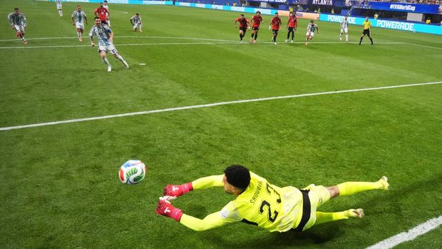Argentina vs Mesir Soccer Football - FIFA World Cup 2026 - Round of 16 - Argentina v Egypt - Atlanta Stadium, Atlanta, Georgia, U.S. - July 7, 2026 Egypt's Mostafa Shoubir saves a penalty missed by Argentina's Lionel Messi REUTERS/Omar Aziz