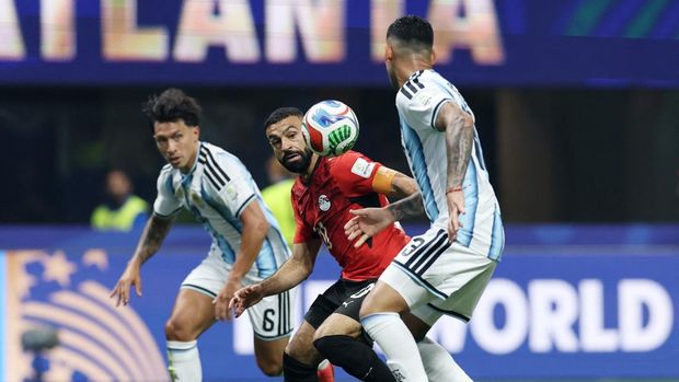 Soccer Football - FIFA World Cup 2026 - Round of 16 - Argentina v Egypt - Atlanta Stadium, Atlanta, Georgia, U.S. - July 7, 2026 Egypt's Mohamed Salah in action with Argentina's Nicolas Tagliafico REUTERS/Amanda Perobelli