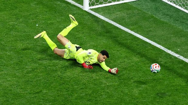 Argentina vs Mesir Soccer Football - FIFA World Cup 2026 - Round of 16 - Argentina v Egypt - Atlanta Stadium, Atlanta, Georgia, U.S. - July 7, 2026 Egypt's Mostafa Shoubir in action as he saves a shot from Argentina's Julian Alvarez REUTERS/Marco Bello