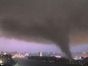Video Dahsyatnya Dua Tornado Menerjang Hubei China, 8 Orang Tewas