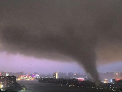 Video Dahsyatnya Dua Tornado Menerjang Hubei China, 8 Orang Tewas