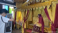Asyiknya Berfoto di Siring Menara Pandang Pakai Baju Adat Banjar