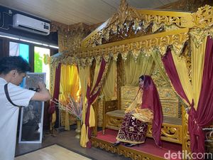 Asyiknya Berfoto di Siring Menara Pandang Pakai Baju Adat Banjar