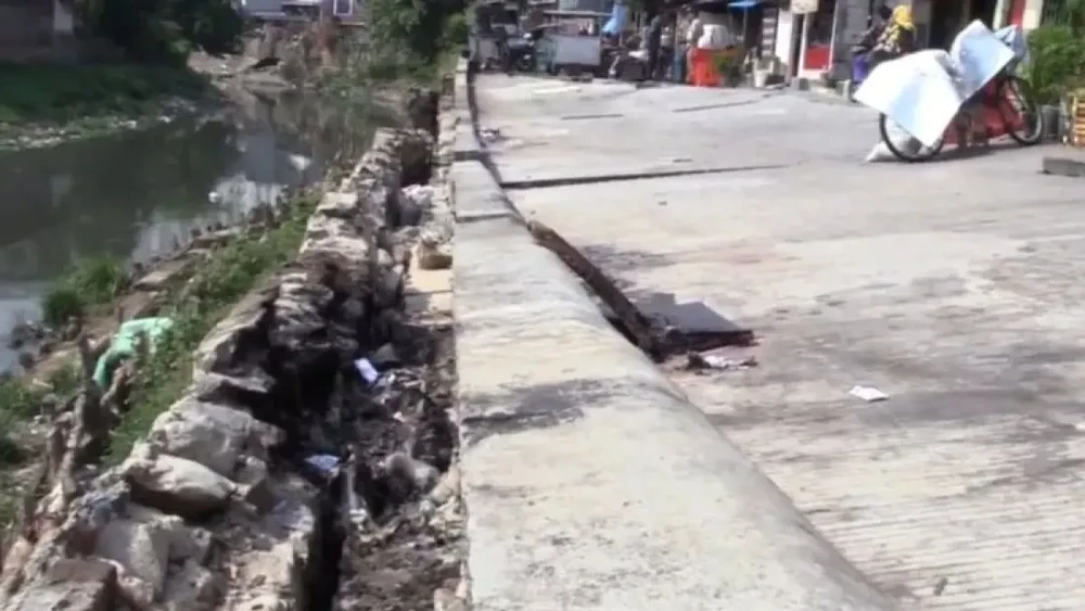 Jalan Cinta Pulogadung Amblas Lima Bulan Akhirnya Diperbaiki