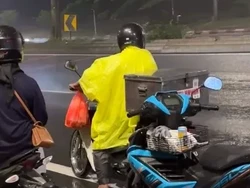 Bikin Haru! Penjual Kue Putu Bagi-bagi Dagangan Gratis Saat Hujan