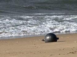 Bola Logam Besar Misterius Muncul di Lepas Pantai, dari Luar Angkasa?