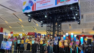 Bapenda DKI Apresiasi Wajib Pajak PKB Teladan, Hadiahkan Motor Listrik-Emas