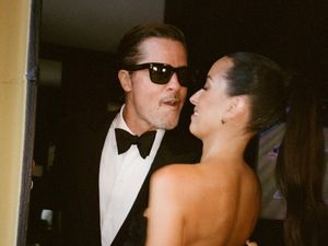 Gaya Brad Pitt dan Ines de Ramon Pamer Kemesraan di Pernikahan Taylor Swift