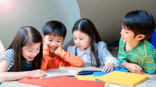 Cara Mengajarkan Anak Berteman di Sekolah, Salah Satunya Latih soal Emosi