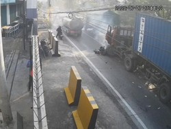 CCTV Rekam Detik-detik Truk Tabrak 5 Motor-3 Tewas di Jalur Maut Pandaan