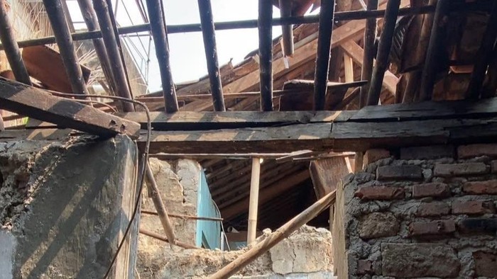 4 Rumah Warga di Ciampea Bogor Rusak Diterjang Angin Kencang Empat rumah warga di Ciampea, Bogor, diterjang angin kencang. (dok. BPBD Kabupaten Bogor)