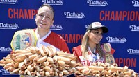 Gokil! Pria Ini Makan 66 Hot Dog dalam 10 Menit dan Menang Rp 180 Juta