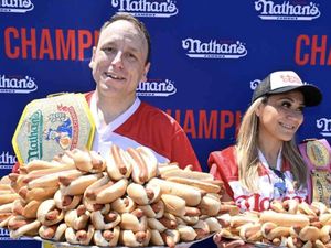 Gokil! Pria Ini Makan 66 Hot Dog dalam 10 Menit dan Menang Rp 180 Juta