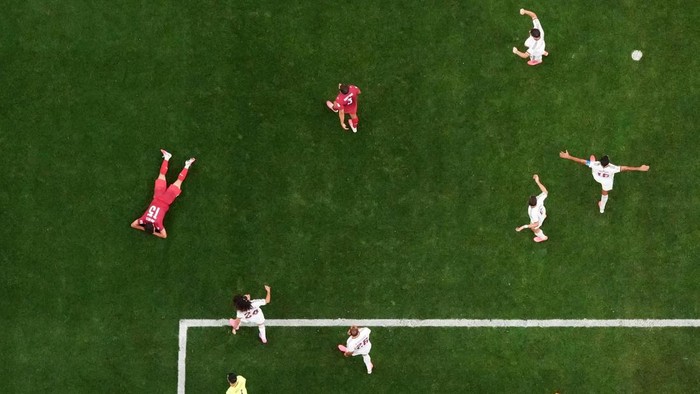 Soccer Football - FIFA World Cup 2026 - Round of 16 - Portugal v Spain - Dallas Stadium, Arlington, Texas, U.S. - July 6, 2026 Spain players celebrate after the match as Spain qualify for the quarter finals of the World Cup REUTERS/Hannah Mckay