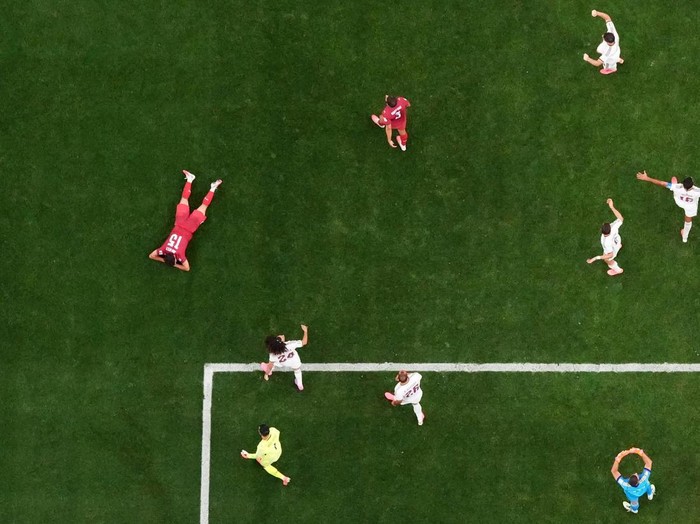 Soccer Football - FIFA World Cup 2026 - Round of 16 - Portugal v Spain - Dallas Stadium, Arlington, Texas, U.S. - July 6, 2026 Spain players celebrate after the match as Spain qualify for the quarter finals of the World Cup REUTERS/Hannah Mckay