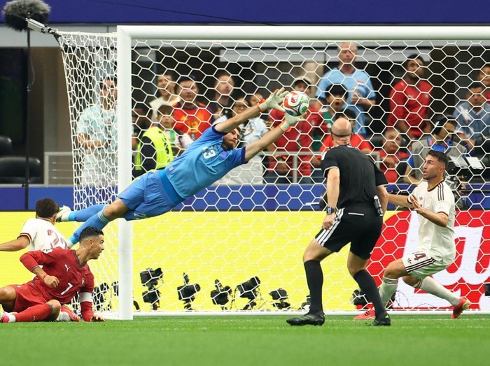 Soccer Football - FIFA World Cup 2026 - Round of 16 - Portugal v Spain - Dallas Stadium, Arlington, Texas, U.S. - July 6, 2026 Spain's Unai Simon in action as he saves a shot from Portugal's Cristiano Ronaldo REUTERS/Hannah Mckay