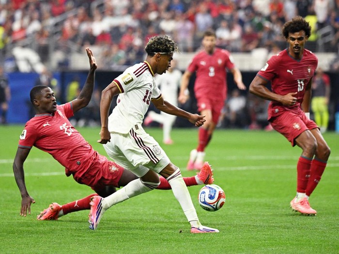 Soccer Football - FIFA World Cup 2026 - Round of 16 - Portugal v Spain - Dallas Stadium, Arlington, Texas, U.S. - July 6, 2026 Spain's Lamine Yamal in action with Portugal's Nuno Mendes and Renato Veiga IMAGN IMAGES via Reuters/Jerome Miron