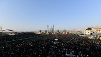 Lautan Pelayat Sambut Kedatangan Jenazah Ali Khamenei di Kota Suci Qom