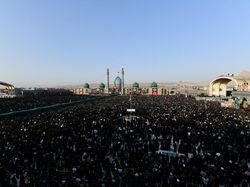 Lautan Pelayat Sambut Kedatangan Jenazah Ali Khamenei di Kota Suci Qom