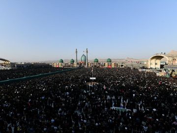 Lautan Pelayat Sambut Kedatangan Jenazah Ali Khamenei di Kota Suci Qom