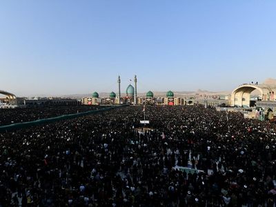 Lautan Pelayat Sambut Kedatangan Jenazah Ali Khamenei di Kota Suci Qom