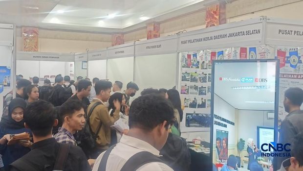 Pemerintah kembali menggelar bursa kerja Jakarta Selatan Career Fest & Bazaar 2026 untuk mempertemukan pencari kerja dengan perusahaan nan sedang membuka lowongan. Job fair secara luring digelar pada 7-8 Juli 2026 di Gedung Nyi Ageng Serang, Setiabudi, Jakarta Selatan. (CNBC Indonesia/Ferry Sandi)