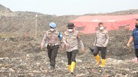 Polisi Patroli Jaga Rumah Sekitar TPA Jatiwaringin yang Ditinggal Evakuasi