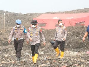 Polisi Patroli Jaga Rumah Sekitar TPA Jatiwaringin yang Ditinggal Evakuasi