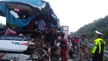 Sopir Bus Kecelakaan Maut di Tol Permai Riau Melarikan Diri