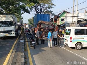 Truk Kontainer Tabrak 5 Motor di Pasuruan, 3 Orang Tewas