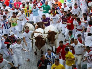 Pelari Ditanduk Banteng di Wajah saat Festival San Fermin di Spanyol