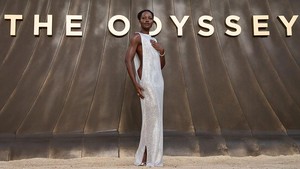 6 Gaya Seksi Lupita Nyongo di Premiere The Odyssey, Pemeran Helen of Troy