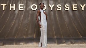 6 Gaya Seksi Lupita Nyongo di Premiere The Odyssey, Pemeran Helen of Troy