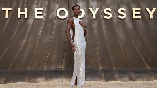 6 Gaya Seksi Lupita Nyongo di Premiere The Odyssey, Pemeran Helen of Troy