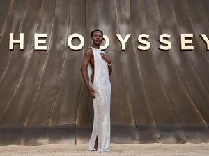 6 Gaya Seksi Lupita Nyongo di Premiere The Odyssey, Pemeran Helen of Troy