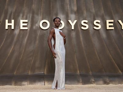 6 Gaya Seksi Lupita Nyongo di Premiere The Odyssey, Pemeran Helen of Troy