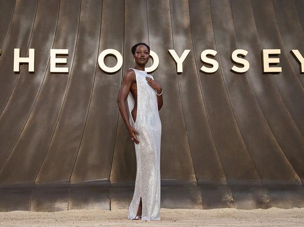 6 Gaya Seksi Lupita Nyongo di Premiere The Odyssey, Pemeran Helen of Troy