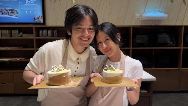 Manisnya! Potret Angga Yunanda dan Shenina Cinnamon saat Kulineran