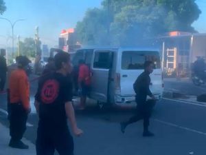 Mobil Terbakar di Jalanan Parepare gegara Korsleting Listrik